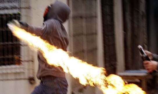 Türk konsolosluğuna molotoflu saldırı