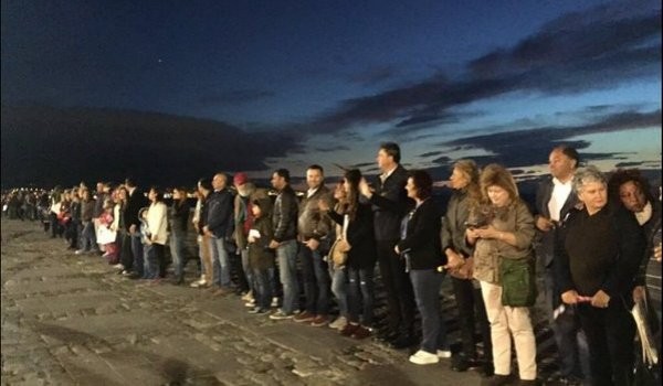 Laiklik için 17 kilometrelik insan zinciri