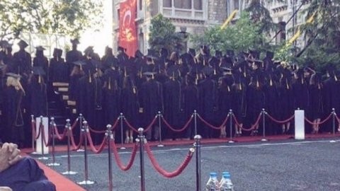 Yandaş müdüre sırtlarını döndüler
