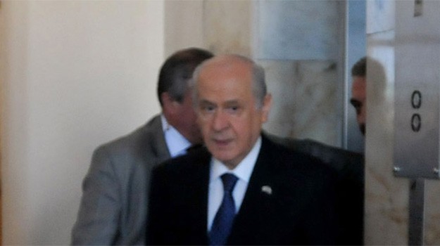Bahçeli asansörde mahsur kaldı