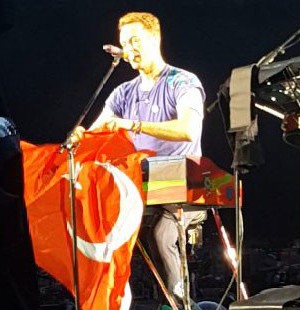 Coldplay, konserinde Türk bayrağı açtı