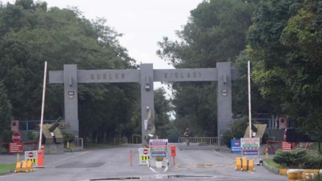 İstanbul'da askeri kışlaya saldırı