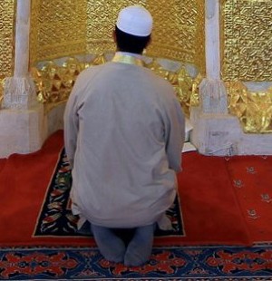 Evli İmam, Kocası Askerde Olan Genç Kadınla Kaçtı