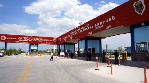 FETÖ'cü gardiyanlar cezaevine silah soktu!