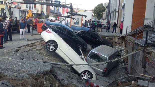 Merter'de yol çöktü, araçlar içine düştü