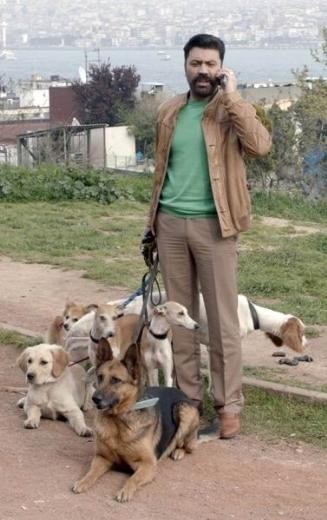 Bülent Emrah Parlak'a köpekler saldırdı