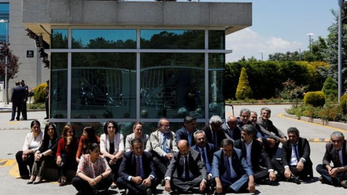Ve... HDP de eyleme başladı!