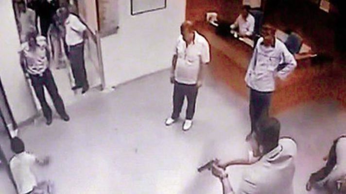 İstanbul'da devlet hastanesinde doktoru bıçakla rehin aldılar