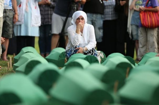 Srebrenitsa kurbanlarının tabutları böyle taşındı
