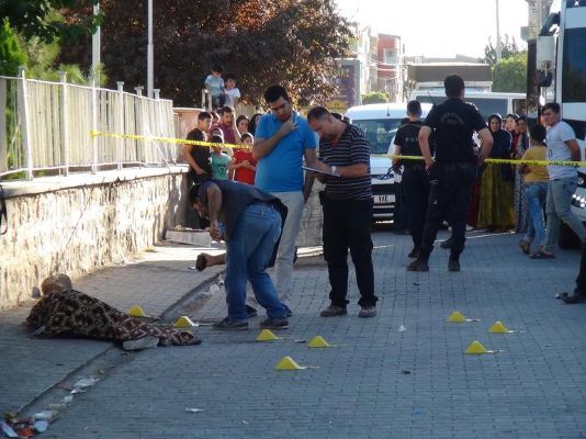 Sokak ortasında karısını ve kızını kurşuna dizdi
