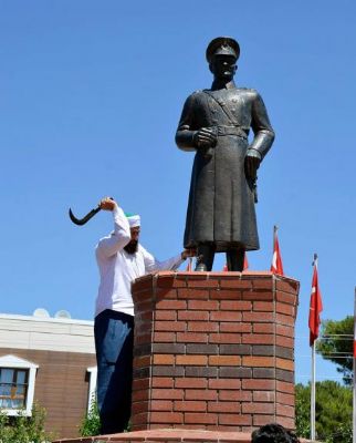 Atatürk heykeline çirkin saldırı!