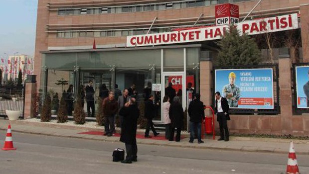CHP önünde 'duran aday' eylemi