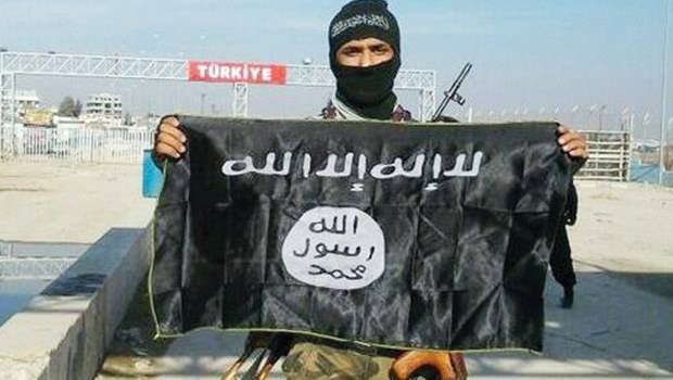 Türkiye sınırına El Kaide bayrağı astılar