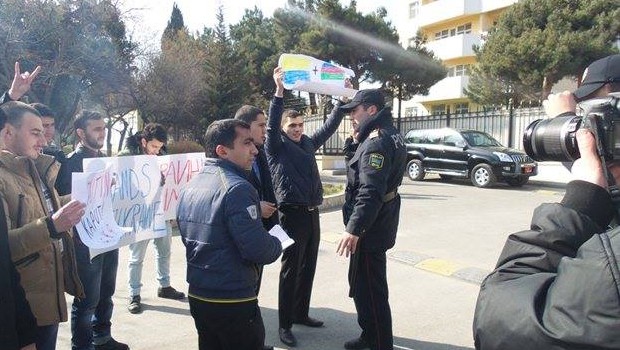 Rus büyükelçiliği önünde Protesto