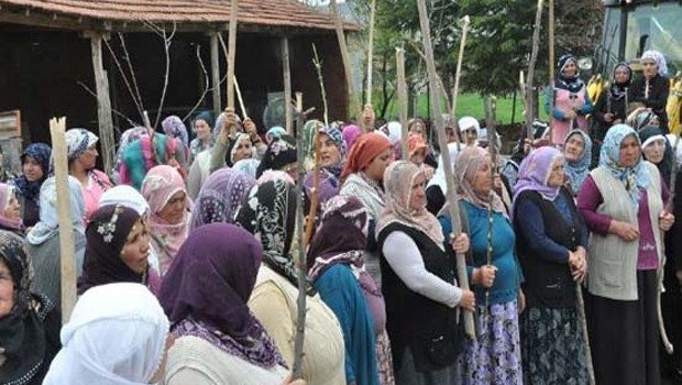 Kadınlardan eli sopalı nöbet