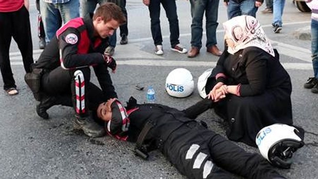 Yaralı polisin elini bırakmadı