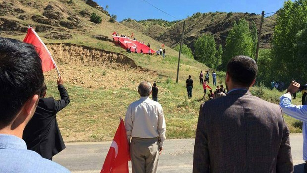 Diyarbakır'ın dağına taşına Türk Bayrağı