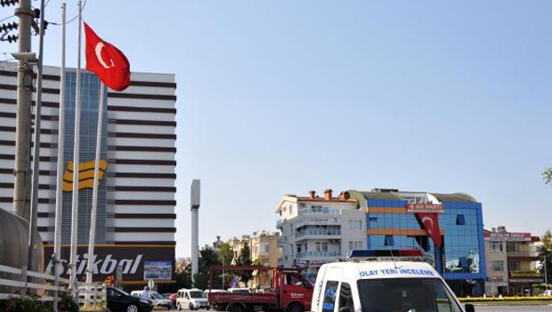 Bir 'bayrak indirme' skandalı daha!.