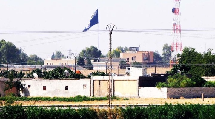 IŞİD Türkiye sınırına bayrak astı