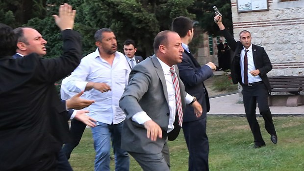 Silah patladı, İhsanoğlu ayrıldı