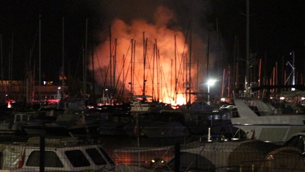 Kadıköy Yat Limanı'nda yangın