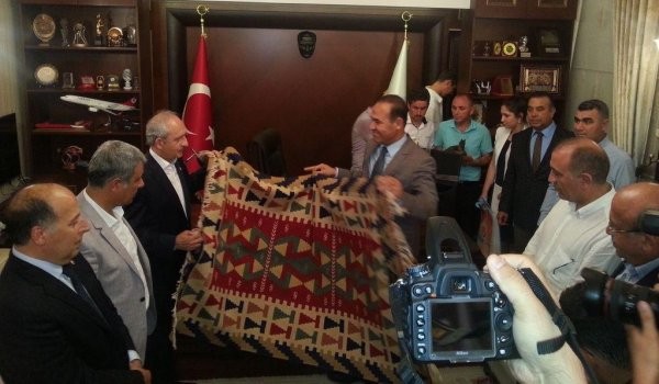 CHP liderine bozkurt heykeli