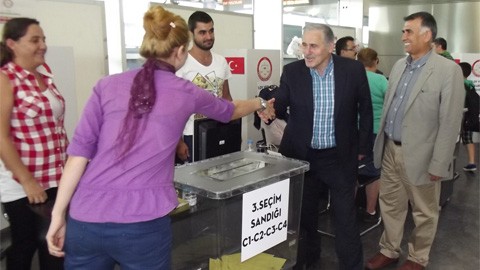 Çelebi oy sandıklarını gezdi