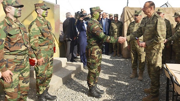 Aliyev Üniforma ile cephede