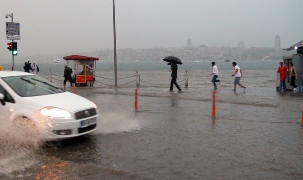 Üsküdar'da deniz ile kara birleşti!