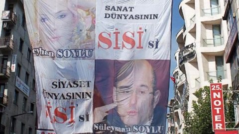 MHP'lilerden Soylu'ya Sisi pankartı