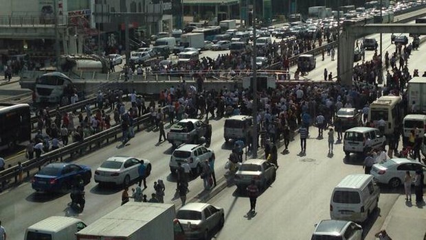 Avcılar'da üst geçit çöktü