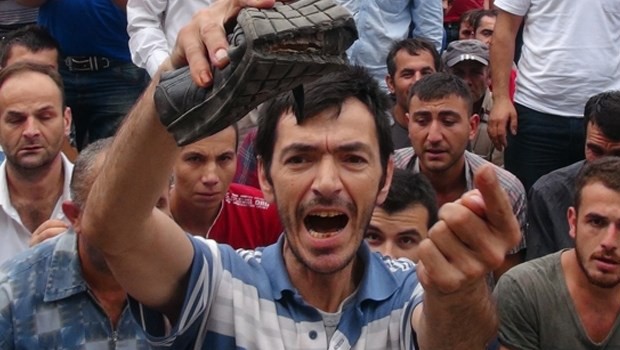 Altı delik ayakkabıyla feryat etti