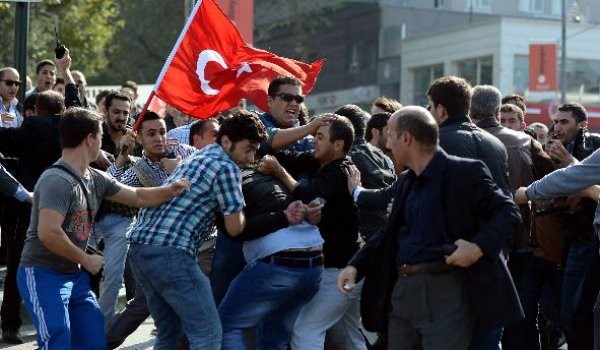PKK'lı Eylemciyi linçten Polis  kurtardı