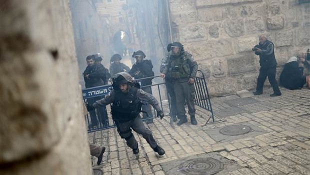 İsrail Mescid-i Aksa'yı bastı
