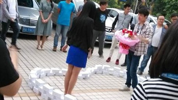 99 tane iPhone'la evlilik teklif etti