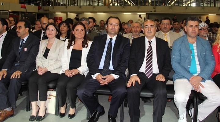 İki Türk vekil ihraç edildi