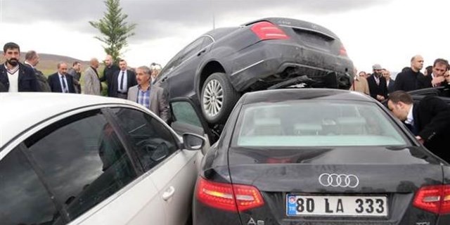 Bahçeli'nin konvoyunda  kaza