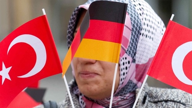 Yabancılar evde de Almanca konuşsun