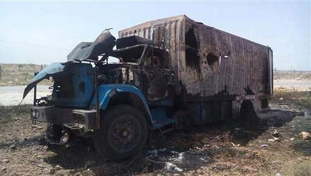 Suriye uçakları Türk tırlarını vurdu: Bir ölü