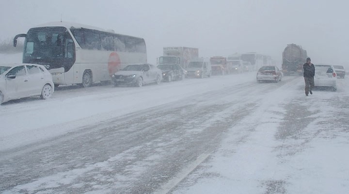 Yol sürücüler yüzünden kapanmış!