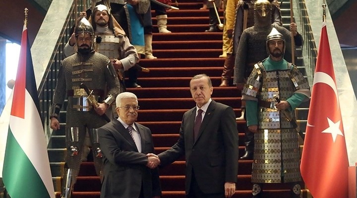 Askerlerin kıyafeti sabahlık gibi