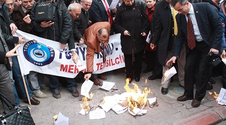Kamu-Sen üyeleri bordro yaktı