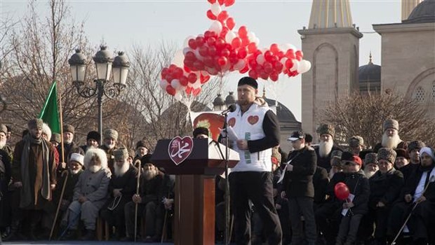 800 bin kişi meydanlarda