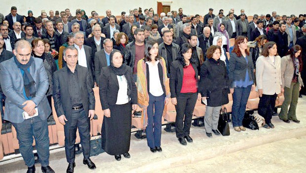 İlk iş Öcalan'a saygı duruşu
