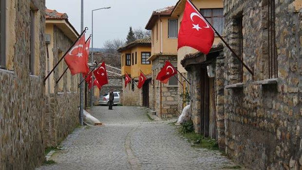 Köyü Bayraklarla donattılar