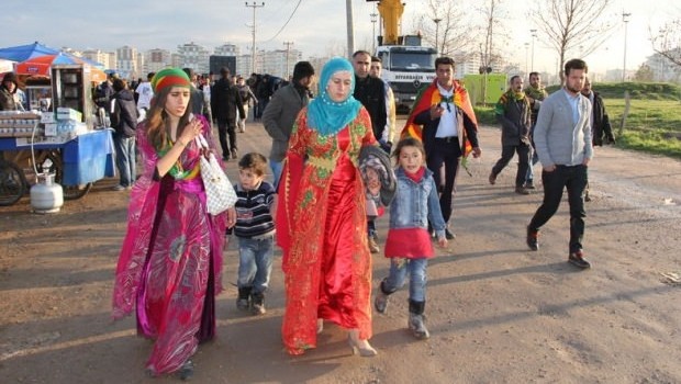 Kürtler Diyarbakır'a hücum etti