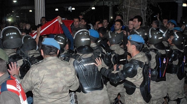 HDP tabelası gerginliği yaşandı