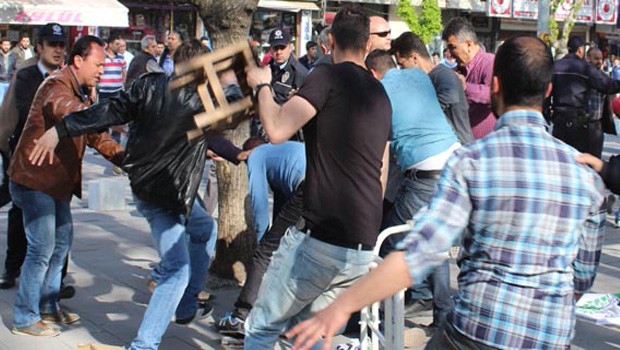 HDP Standına saldırı, 3 yaralı