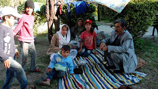 Suriyelilere ait iş yerleri taşlandı