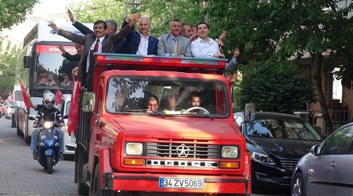 Kamyonet üzerinden halkı selamladı